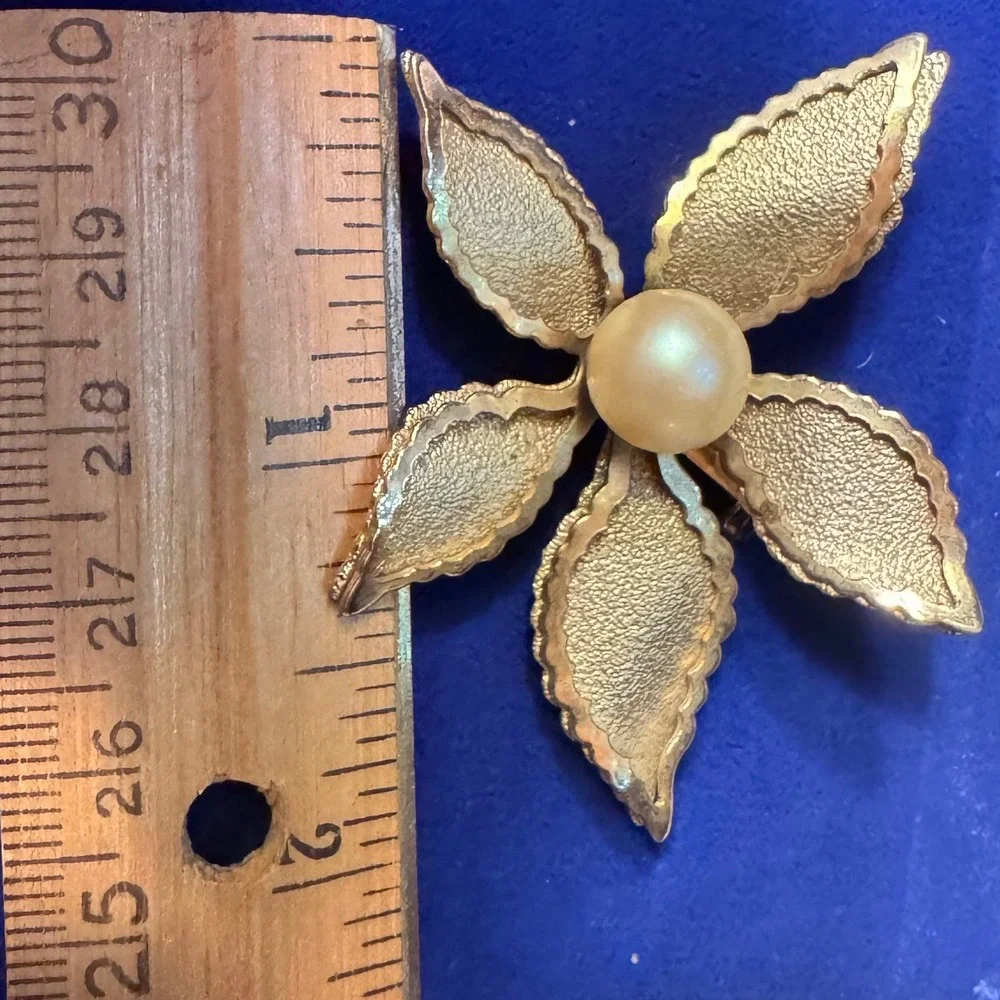 Vintage Gold Tone Textured Flower Brooch Faux Pearl Center Scalloped Petals 2